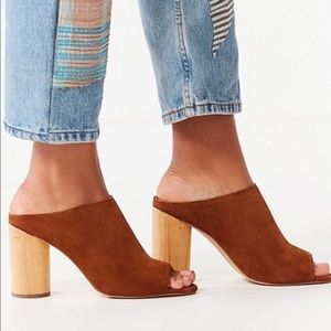 LIKE NEW | UO Poppy Suede Mule (Cognac)